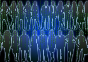 Menschensilhouetten hinter einer Matrix aus grünen Nullen und Einsen.